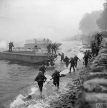 THE BRITISH ARMY IN THE UNITED KINGDOM 1939-45 (H 14596) Troops exit landing craft and scale a wall on the shore of Loch Fyne during combined operations training in the presence of the King at Inverary in Scotland, 9 October 1941. Copyright: © IWM. Original Source: http://www.iwm.org.uk/collections/item/object/205197747