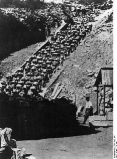 KZ Mauthausen, Häftlinge im Steinbruch